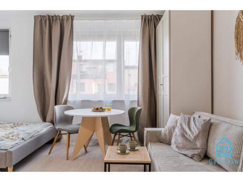 uma sala de estar com uma mesa e um sofá em Glamour Apartment em Gdansk