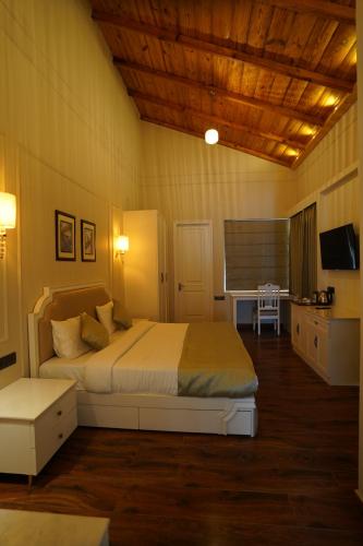 una camera con un letto e una televisione di Casa De Bello, Nainital, Near Kainchi Dham a Nainital