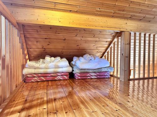 2 pilas de almohadas en una habitación de madera en Niseko Izumikyo en Niseko