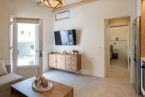 TV a/nebo společenská místnost v ubytování Luxury Cozy Suite