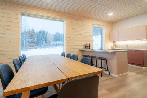 een conferentieruimte met een houten tafel en stoelen bij Tähtitaivas in Jämsä