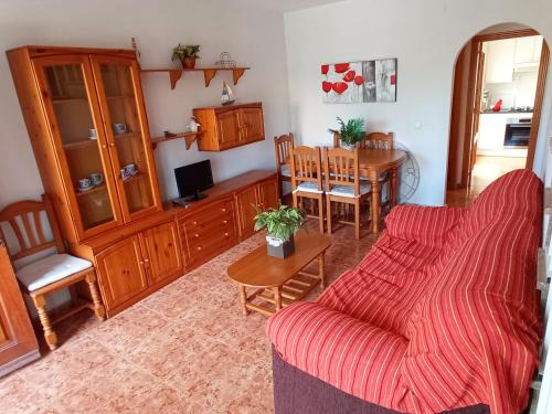 un soggiorno con divano e tavolo di Adosado con garaje privado - Junto al mar a Los Nietos