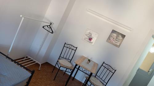 a room with two chairs and a table and a bed at Stellas Monteurwohnungen in Crimmitschau