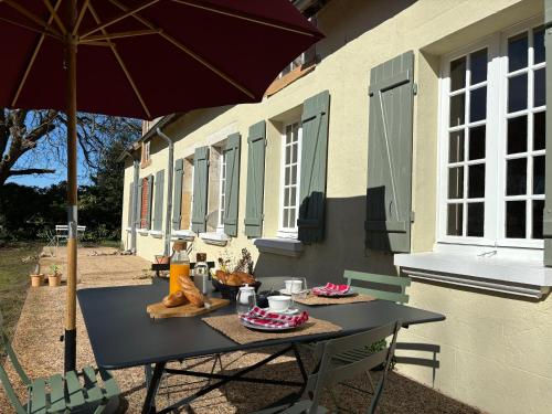 - une table avec un gâteau à côté d'un bâtiment dans l'établissement La Haute Trémière, à Charenton sur Cher