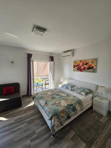 Un pat sau paturi într-o cameră la Apartments Grgic