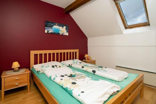 Ένα ή περισσότερα κρεβάτια σε δωμάτιο στο moderne Ferienwohnung mit Garten am Draustausee gelegen unweit Ossiacher See Wörthersee Faaker See