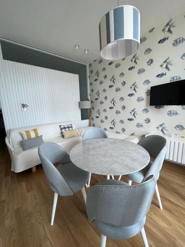 ein Wohnzimmer mit einem Tisch, Stühlen und einem Sofa in der Unterkunft About Italy Holiday Rooms and Apartments in Porto Venere