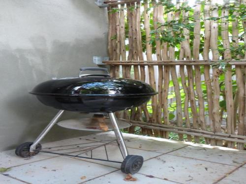 a black barbecue grill sitting on a wheelbarrow at Hannah's Haven in Beaufort West