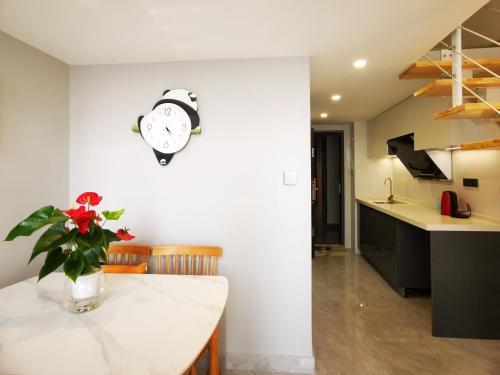 A cozinha ou cozinha compacta de Panda ZuoKe Besucher Apartment 熊猫坐客民宿