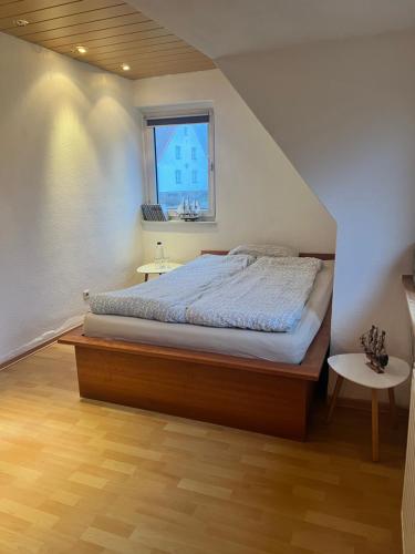 a bedroom with a bed and a window at Privates Zimmer im Herzen von Hitzacker in Dötzingen