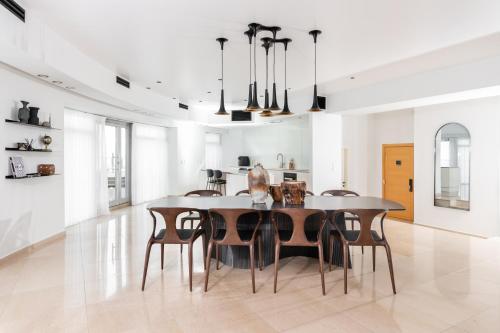 a dining room with a table and chairs at BreezHouse P 61 in Ramat Gan