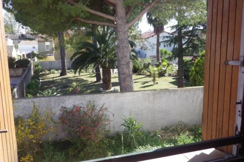Cette maison offre une vue sur le jardin. dans l'établissement Chez Dalmasso, à Arles