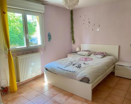 un lit blanc dans une chambre avec une fenêtre dans l'établissement Spacieuse villa avec piscine proche Pic Saint Loup, à Prades-le-Lez