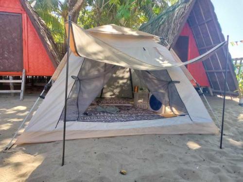 a tent on the beach at SHALOM CAMP in El Nido