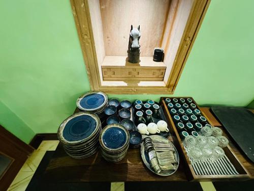 een tafel met borden en een beeld van een paard in een spiegel bij RAGHVENDRA HERITAGE in Jodhpur