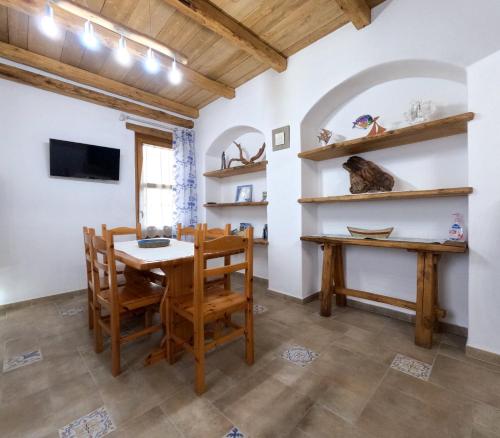 uma sala de jantar com mesa e cadeiras em Apartment Conchiglie 2 em Cala Gonone