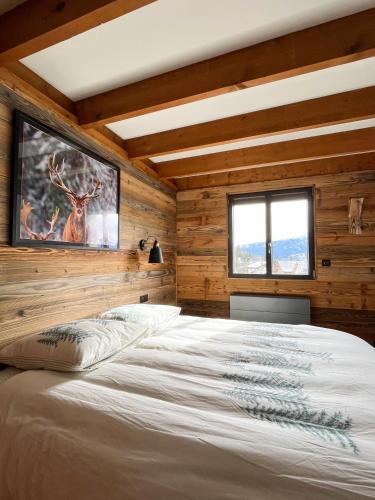 - une chambre avec des murs en bois et un grand lit dans l'établissement Grand Appartement duplex à louer Font-Romeu hypercentre, à Font-Romeu-Odeillo-Via