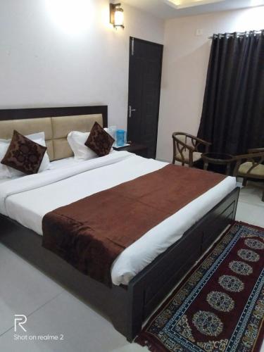 sypialnia z dużym łóżkiem w pokoju w obiekcie Hotel Tulsi w mieście Rishikesh