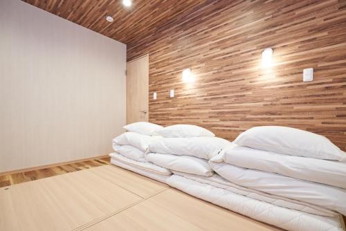 Zimmer mit einem Stapel Kissen auf dem Boden in der Unterkunft 10 Resort Club -Nature- in Azagawa