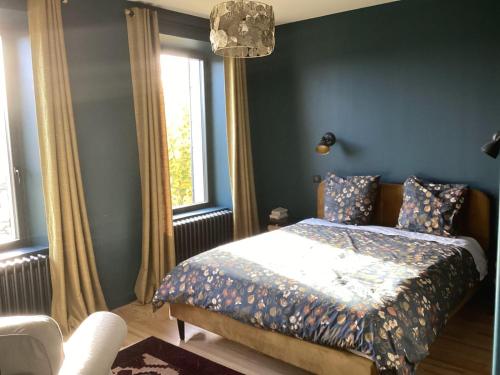 um quarto com uma cama e uma janela em Chez Niréas & Serge em Blavozy