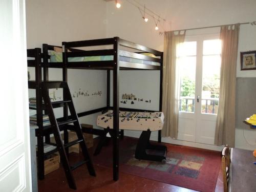 um quarto com 2 beliches e uma escada em Grande maison de vacances em Saint-Laurent-de-la-Salanque