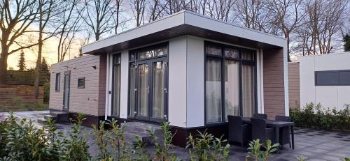 a tiny house sitting on a patio at TOP Luxe chalet - kindvriendelijk - bos en heide in Harderwijk