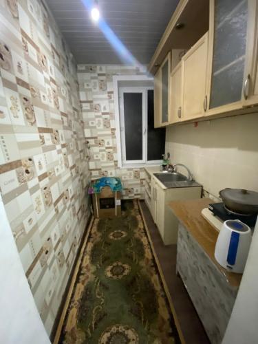 una cocina que está siendo remodelada con un suelo sucio en Исмаил Сомони 1, en Khujand