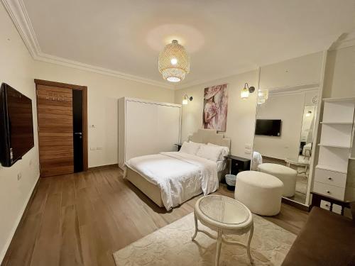 開羅的住宿－Nile view Zamalek Abuelfeda's Three bedrooms，卧室配有1张床、1张桌子和1把椅子