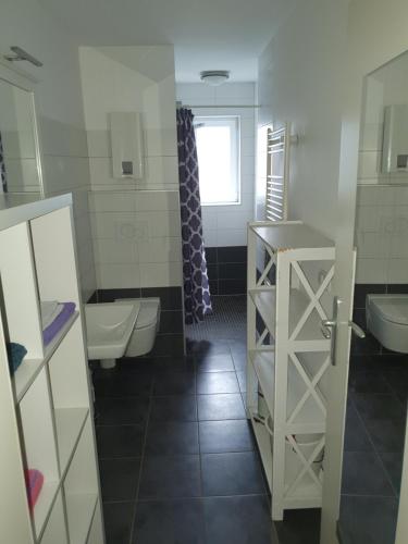 łazienka z 2 toaletami i umywalką w obiekcie Vogelheimer Straße 17 w Essen