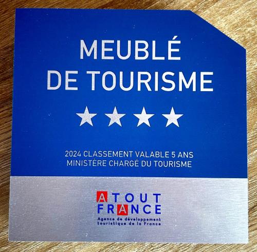 Ein Buch mit den Worten „mobil de tourismrese“ in der Unterkunft Domaine Plan des Devens in Roussillon