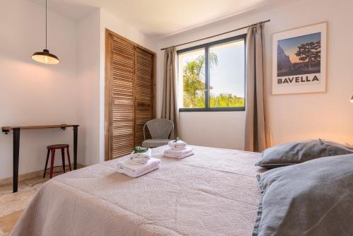 une chambre avec un lit avec des serviettes dessus dans l'établissement Locations de La Casette d'Araggio, à Porto-Vecchio