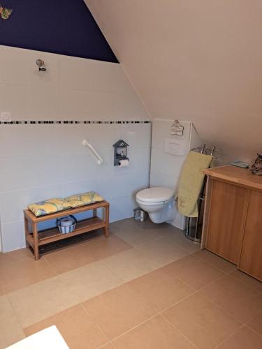 La salle de bains est pourvue de toilettes et d'une table. dans l'établissement Aux Volets Bleus, à Sibiril