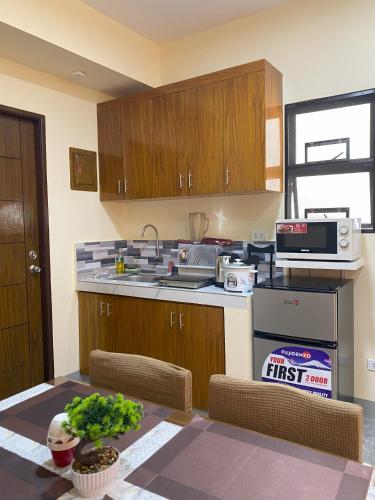 una cucina con armadi in legno e piano di lavoro di Greenview Terraces Staycation a Kay Riapay