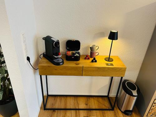 a table with a radio and a lamp on it at Jill Apartments in Rust