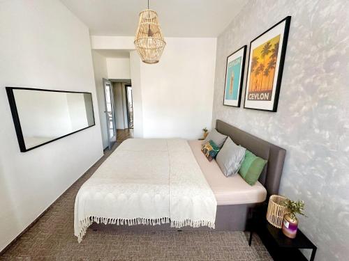 um quarto com uma cama em um quarto em Bright and central suite with a balcony em Brno