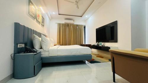 Un pat sau paturi într-o cameră la Hotel Elite 32 Avenue - Near Google Building, Sector 15 Gurgaon