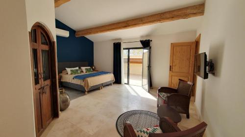 a bedroom with a bed and a tv in a room at Villa Betty -piscine chauffée- in Paradou