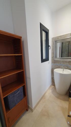 a bathroom with a sink and a bath tub at Villa Betty -piscine chauffée- in Paradou