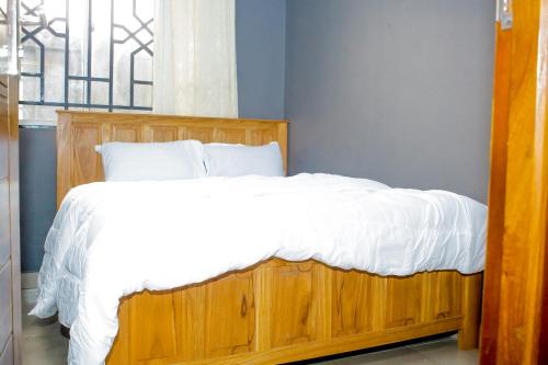 Ein Bett oder Betten in einem Zimmer der Unterkunft Swahili Homes- Ada Estate