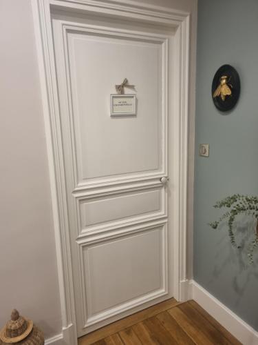 Una puerta blanca con una foto. en Villa Eulalie B&B Guest House nestled in the Champagne area, en Bligny