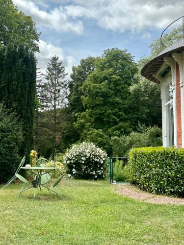 a table and chairs in the yard of a house at Le Moulin de Francueil in Francueil
