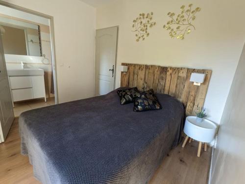 ein Schlafzimmer mit einem großen Bett und einem Waschbecken in der Unterkunft Gîte Le Bosquet - Au cœur du Luberon in Apt