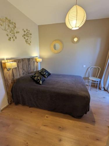 une chambre avec un grand lit dans une pièce dans l'établissement Gîte Le Bosquet - Au cœur du Luberon, à Apt