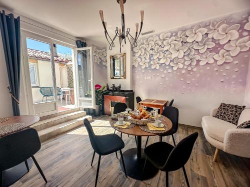 - un salon avec une table et des chaises dans l'établissement Face Cité - Chambres D'Hôtes - Parking & Garage Gratuit - Wi-Fi Gratuit, à Carcassonne