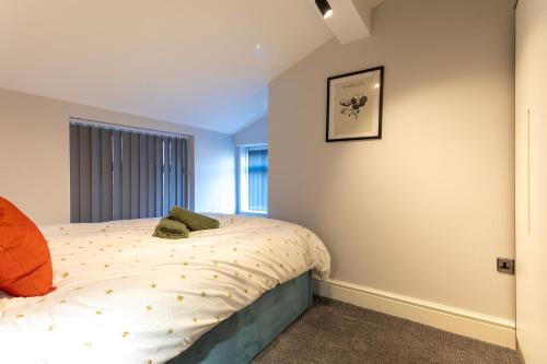 1 dormitorio con cama y ventana en MSRSH lux 5, en Mánchester