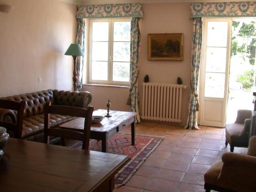 un salon avec un canapé et une table dans l'établissement BASTIDE HOESPERELS, à Figanières