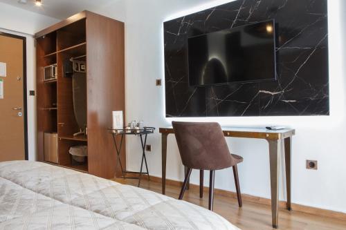 Una televisión o centro de entretenimiento en Limani Comfort Rooms