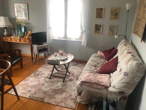 un salon avec un canapé et une table dans l'établissement villa stella, à Ault