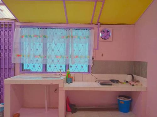 een speelkamer met een tafel en een raam bij Gooday homestay in Skudai