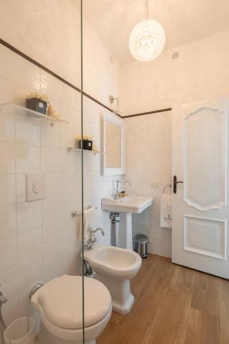 a bathroom with a toilet and a sink at Villa Navarra in Praiano